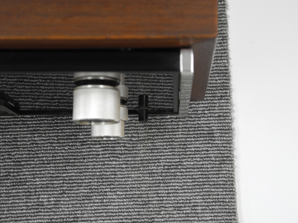 アンプを置くまで入れたら、ガラス面のパンロックをゆっくり押し込むとアンプがロックされる 押し込んだ後