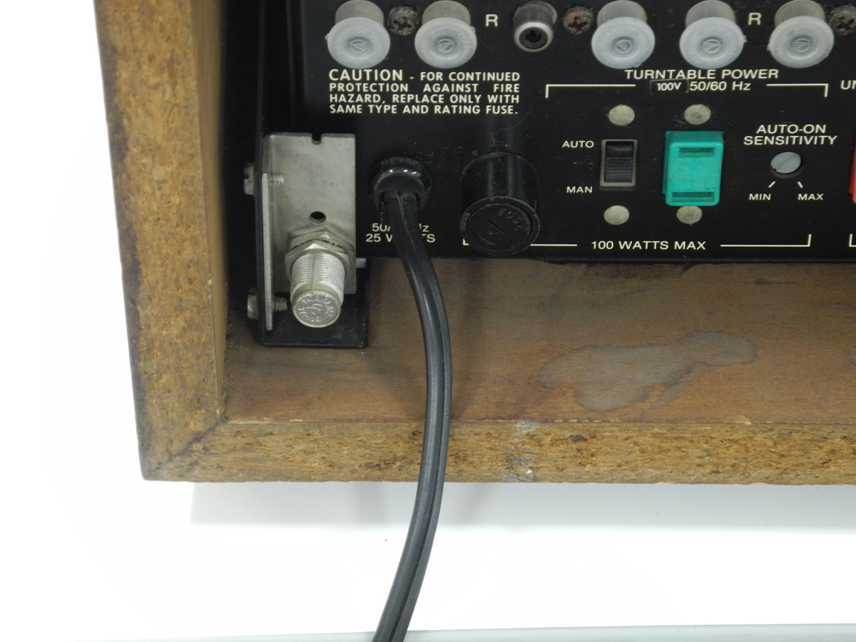 アンプを置くまで入れたら、ガラス面のパンロックをゆっくり押し込むとアンプがロックされる 背面のパンロックの状態