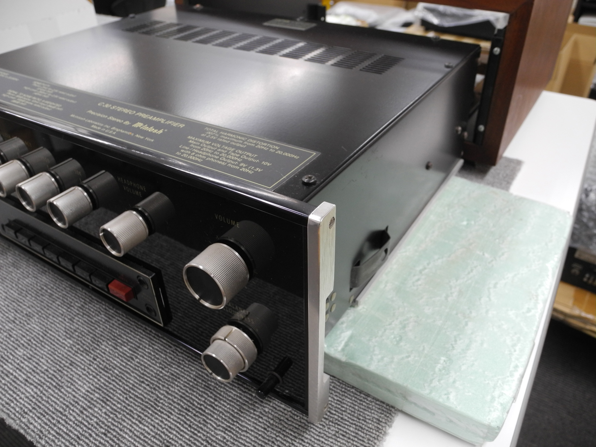 ウッドキャビネットの入り口の高さに合う台座にアンプを置く