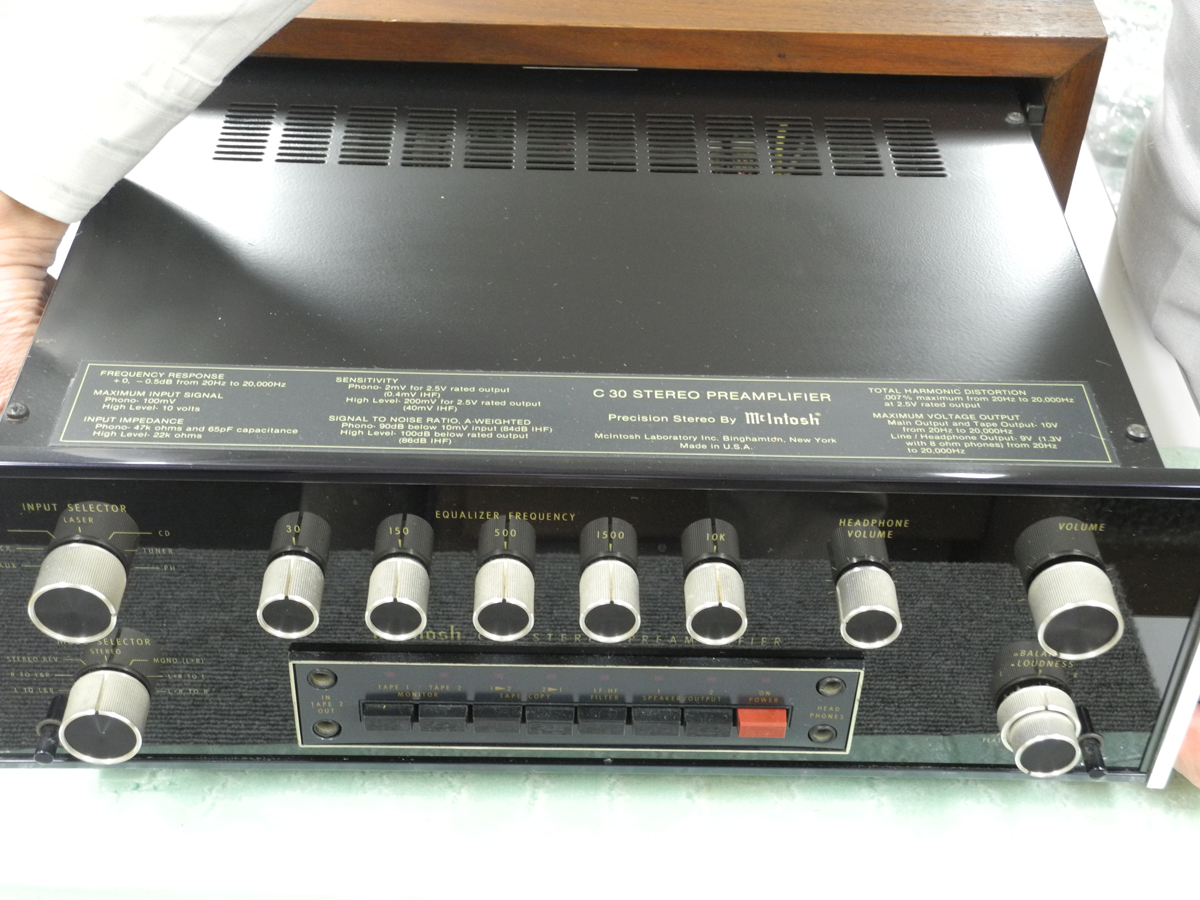 ウッドキャビネットの入り口の高さに合う台座にアンプを置く 例3