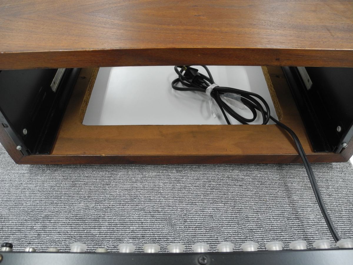 アンプの電源ケーブルをウッドケースの奥に入れる